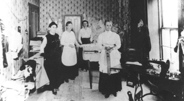 dressshop.jpg (25695 bytes)