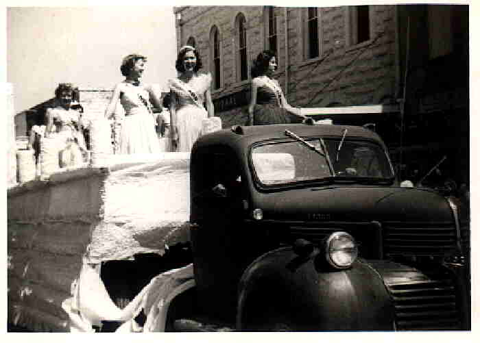 Parade4girls.jpg